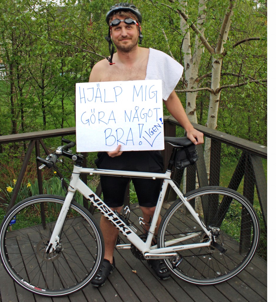 mikael ståendes bredvid cykel